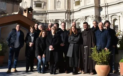 Professori e studenti del PIAC con al centro monsignor Heid |  | Istituto Görres