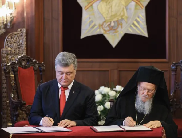 Presidente Poroshenko e Patriarca Bartolomeo | La firma dell'accordo tra il presidente Poroshenko e il Patriarca Bartolomeo  | president.gov.ua