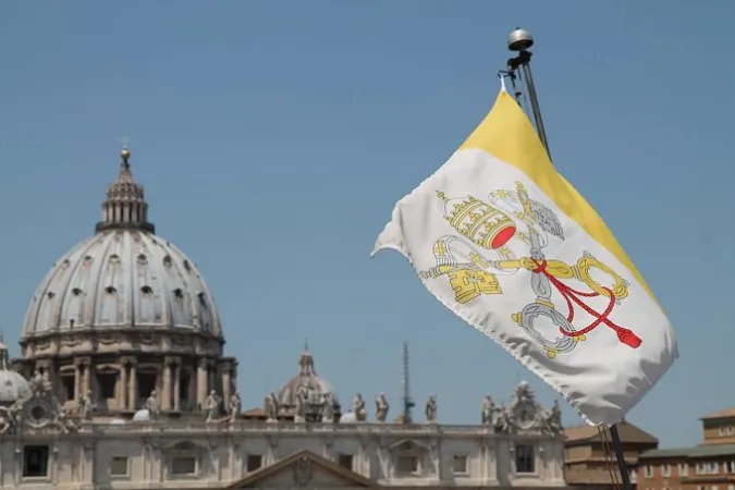 La Bandiera della Santa Sede | Immagine della bandiera della Santa Sede con la Basilica di San Pietro sullo sfondo | Bohumil Petrik / CNA