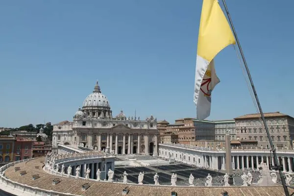 La bandiera della Santa Sede con sullo sfondo la Basilica di  San Pietro / Bohumil Petrik / CNA 