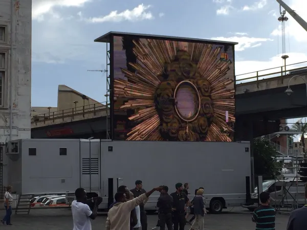 Congresso Eucaristico Internazionale di Genova | Un momento dell'adorazione eucaristica visto da uno dei maxischermi sul piazzale del Porto Antico di Genova, nel raccoglimento dei fedeli, 17 settembre 2016  | Marco Mancini / ACI Stampa