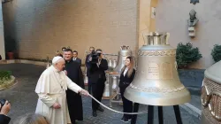 Papa Francesco benedice la campana la "Voce dei Non Nati" / Credit: Fundacja Życiu Tak