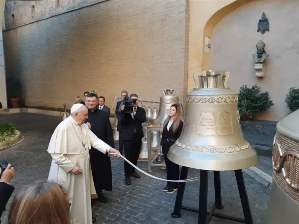 Papa Francesco benedice la campana la "Voce dei Non Nati" | Papa Francesco benedice la campana la "Voce dei Non Nati" | Credit: Fundacja Życiu Tak