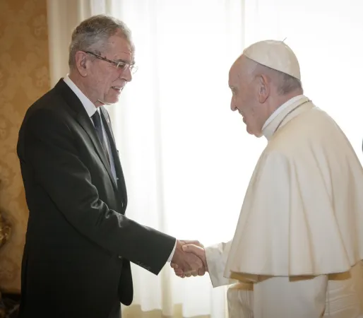 Papa Francesco e van der Bellen | Papa Francesco e il presidente austriaco Alexander van der Bellen durante l'incontro nel Palazzo Apostolico, 16 novembre 2017 | twitter Alexander van der Bellen 