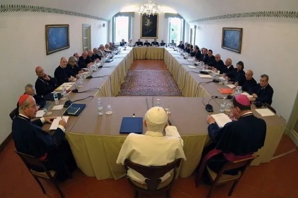 Benedetto XVI durante uno degli incontri con il Ratzinger Schuelerkreis, quando ancora partecipava alle sedute / L'Osservatore Romano / ACI Group