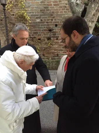 Benedetto XVI e Andrea Gagliarducci | Andrea Gagliarducci, redattore di ACI Stampa, dona a Benedetto XVI una raccolta di articoli del portale dedicati a lui e al suo pensiero | ACI Stampa