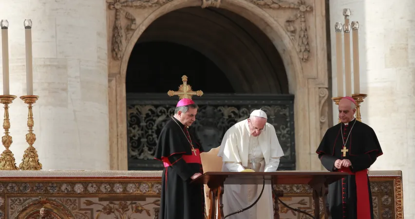 Il Papa firma la lettera 