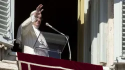 Papa Francesco si affaccia dal balcone del suo studio del Palazzo Apostolico durante uno dei passati Angelus / Vatican Media / ACI Group