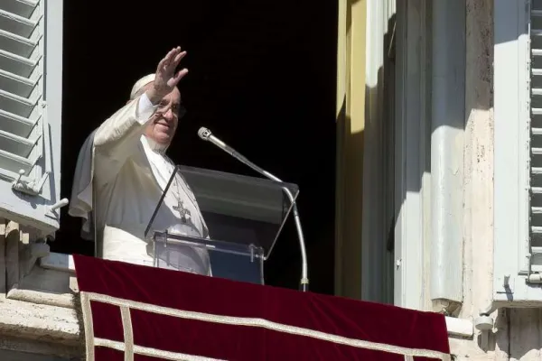 Papa Francesco si affaccia dal balcone del suo studio del Palazzo Apostolico durante uno dei passati Angelus / Vatican Media / ACI Group