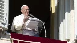 Papa Francesco durante una recita dell'Angelus dalla finestra del Palazzo Apostolico / L'Osservatore Romano / ACI Group