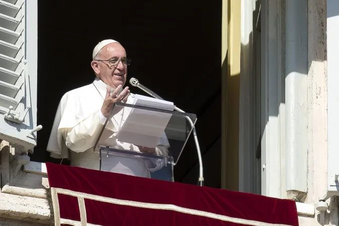 Papa Francesco all'Angelus | Papa Francesco durante una recita dell'Angelus dalla finestra del Palazzo Apostolico | L'Osservatore Romano / ACI Group