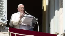 Papa Francesco durante un Angelus, affacciato dalla finestra del suo studio nel Palazzo Apostolico Vaticano / Vatican Media / ACI Group