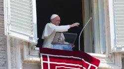 Papa Francesco benedice la folla al termine di un Angelus / L'Osservatore Romano / ACi Group