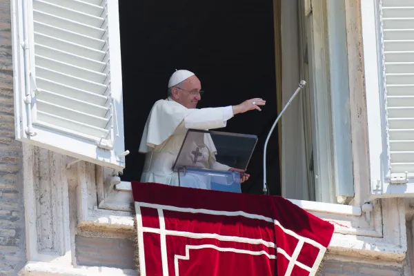 Papa Francesco benedice la folla al termine di un Angelus / L'Osservatore Romano / ACi Group