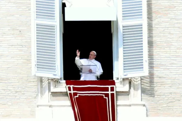 Papa Francesco durante un Angelus / Alexey Gotovskiy / ACI Group