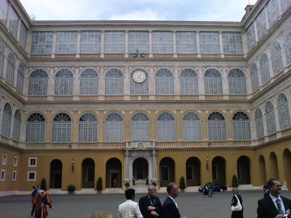 Palazzo Apostolico | La facciata del Palazzo Apostolico vaticano, dove la Segreteria di Stato ha sede in terza loggia | Wikimedia Commons