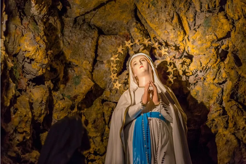 La statua della Vergine di Lourdes