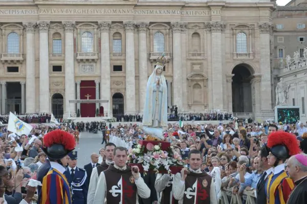 Araldi del Vangelo in Piazza San Pietro / Araldi del Vangelo 