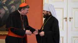 Il Cardinale Koch e il Metropolita Hilarion si salutano all'inizio del simposio di Vienna, 12 febbraio 2018 / kathpress.at