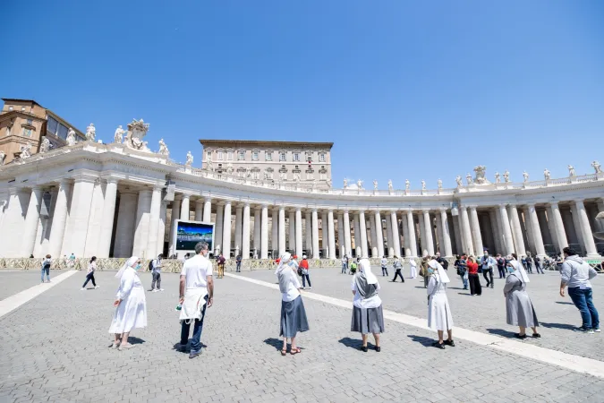 Fedeli in Piazza san Pietro  |  | Daniel Ibanez/ Aci Group