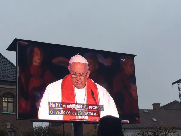 In ascolto del Papa fuori la cattedrale di Lund |  | AA