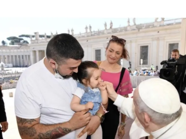 Il Papa e una famiglia |  | Vatican Media / ACI Group