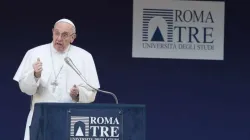 Papa Francesco durante la sua visita all'università di Roma Tre, 17 febbraio 2017 / Daniel Ibanez / ACi Group