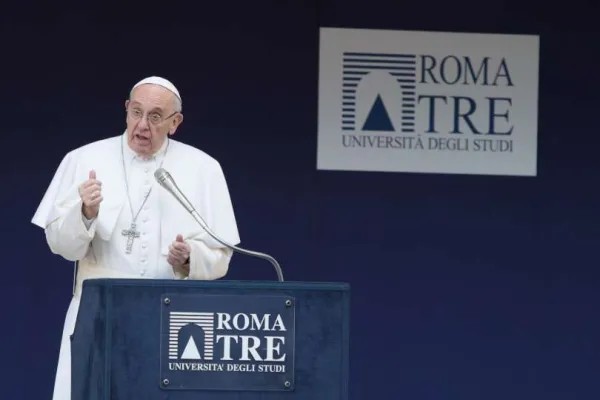 Papa Francesco durante la sua visita all'università di Roma Tre, 17 febbraio 2017 / Daniel Ibanez / ACi Group