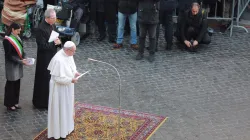 Papa Francesco ai piedi della Statua della Madonna di Piazza di Spagna, 8 dicembre 2016 / Daniel Ibanez / ACI Group