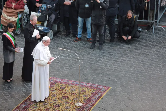 Papa Francesco a piazza di Spagna | Papa Francesco ai piedi della Statua della Madonna di Piazza di Spagna, 8 dicembre 2016 | Daniel Ibanez / ACI Group