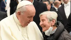 Papa Francesco saluta una anziana / Vatican Media