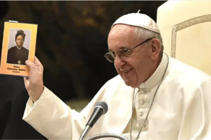 Papa Francesco con un libro su Santa Bakita |  | www.figliedellachiesa.org