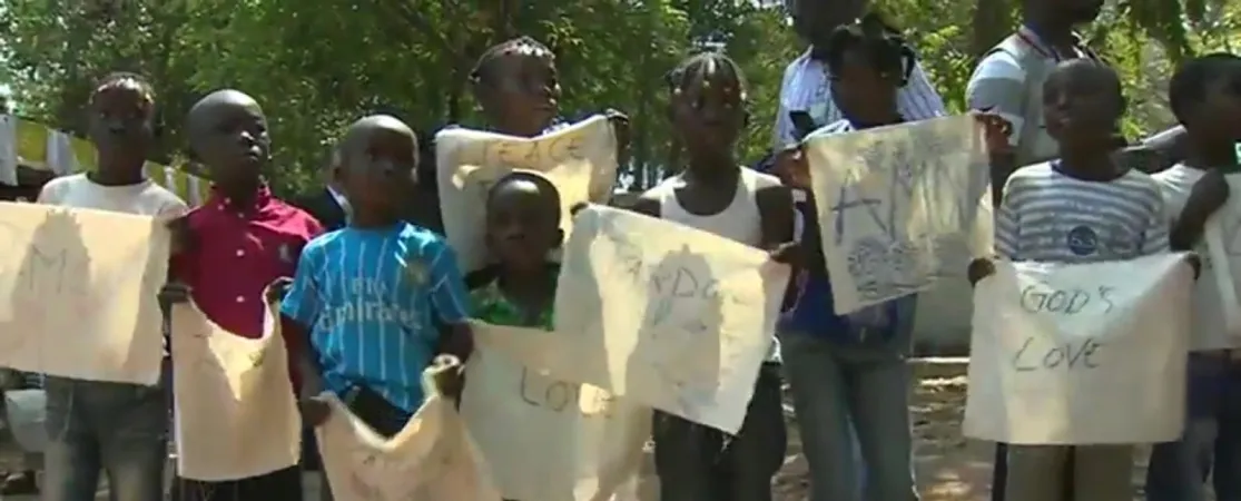 Attesa per il Papa nel campo profughi di Bangui | Bambini aspettano il Papa nel campo profughi a Bangui, 29 novembre 2015 | CTV