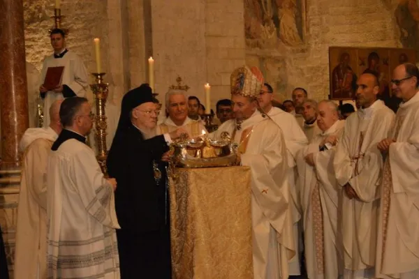 Il Patriarca Bartolomeo e l'arcivescovo di Bari Cacucci durante la celebrazione nella Cattedrale di Bari, 6 dicembre 2016 / Diocesi di Bari - Bitonto