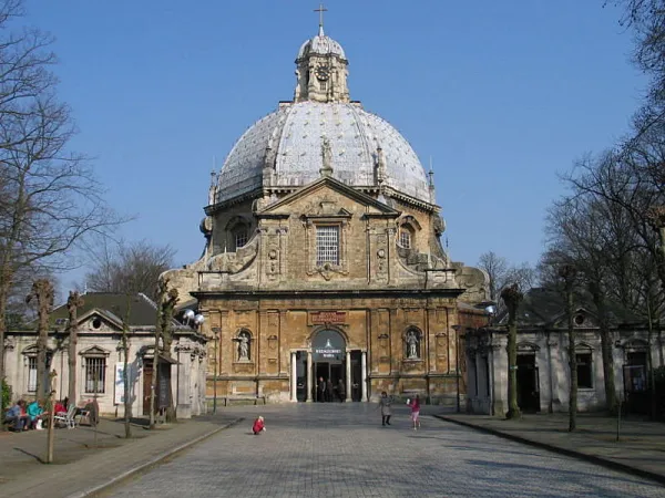 Montaigu | La Basilica di Nostra Signora di Montaigu | wikimedia commons