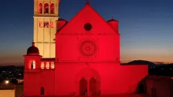 La basilica di Assisi illuminata di rosso / Credit Sala Stampa Sacro Convento di Assisi