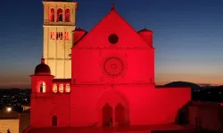 La basilica di Assisi illuminata di rosso / Credit Sala Stampa Sacro Convento di Assisi