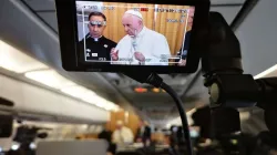 Papa Francesco durante una conferenza stampa in aereo / Massimiliano Valenti / ACI Group