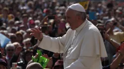 Papa Francesco durante l'udienza generale del 6 aprile 2016 / Martha Calderòn / ACI Group