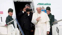 Papa Francesco arriva in uno dei suoi viaggi internazionali / ACI Group