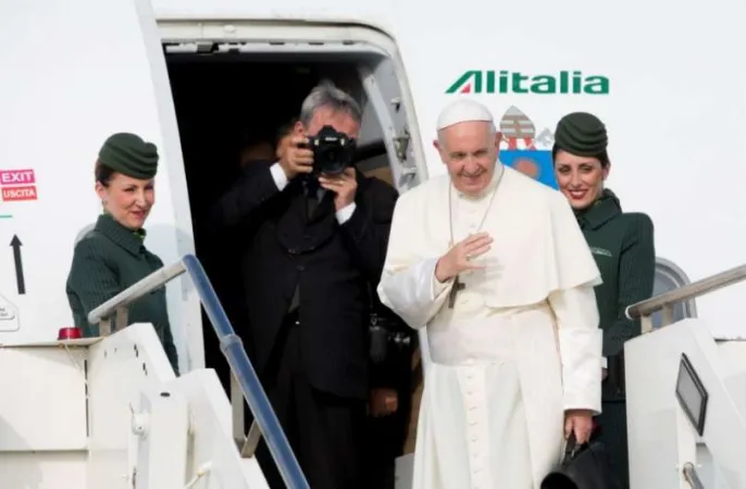 Papa Francesco in viaggio | Papa Francesco arriva in uno dei suoi viaggi internazionali | ACI Group