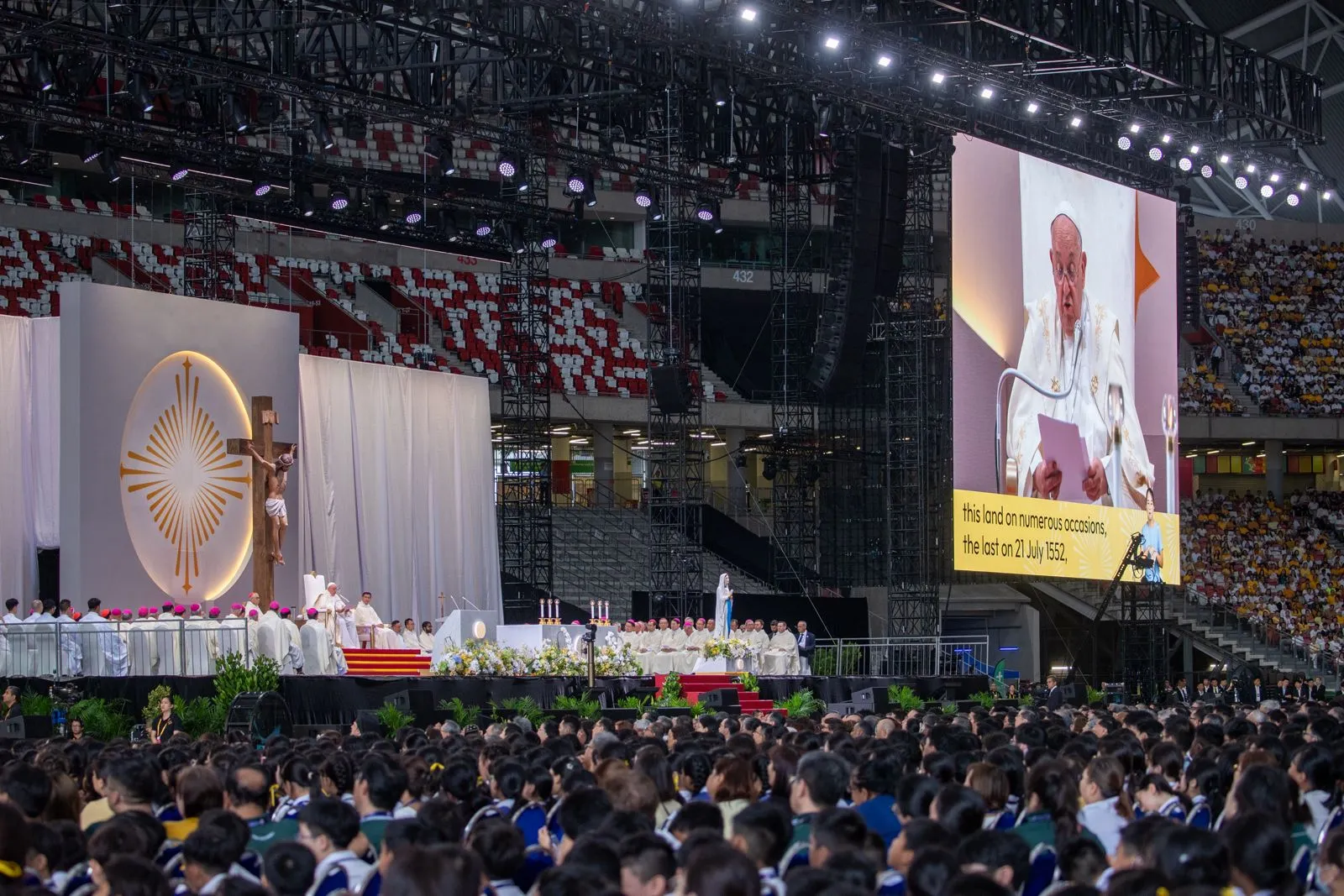 Papa Francesco celebra la messa a Singapore