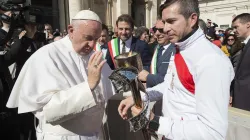 Papa Francesco benedice la fiaccola di San Benedetto, 2 marzo 2016 / © L'Osservatore Romano Photo 