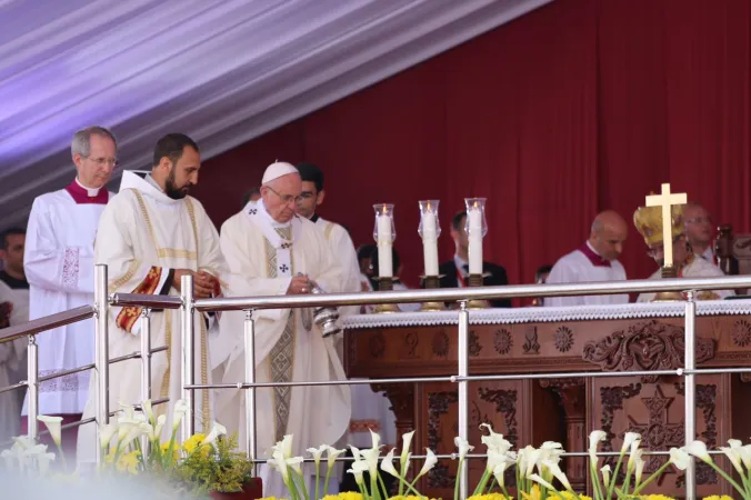 Papa Francesco presiede la Messa all'Air Defense Stadium del Cairo |  | Edward Pentin CNA