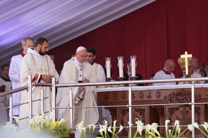 Papa Francesco presiede la Messa all'Air Defense Stadium del Cairo |  | Edward Pentin CNA