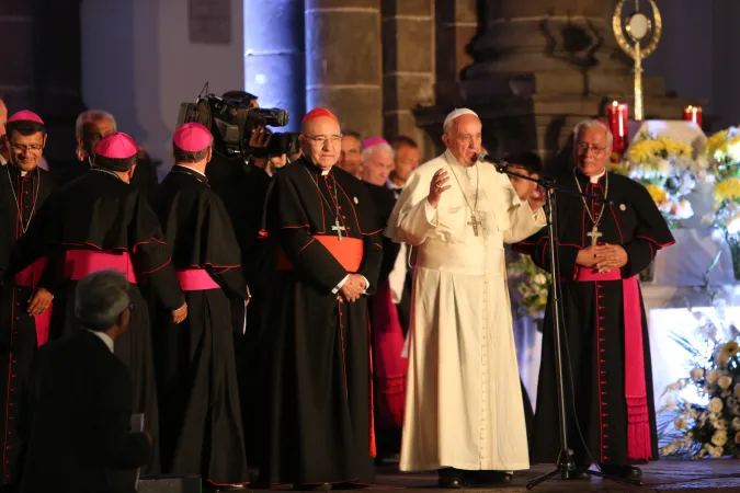 Il Papa saluta la folla davanti alla Cattedrale a Quito  |  | Alan Holdren/CNA