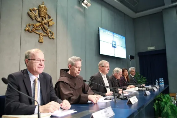 Conferenza stampa di presentazione del manuale "Making Human Rights Work for People Living in Extreme Poverty", Sala Stampa vaticana, 17 dicembre 2015 / Daniel Ibañez / CNA 