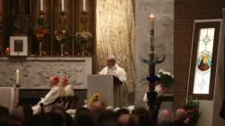 Papa Francesco celebra al NAC. A destra l'immagine del prossimo santo Junipero Serra / Daniel Ibáñez/ACI group