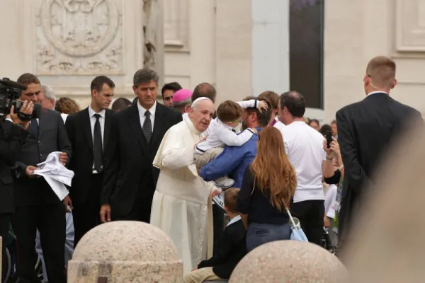 Papa Francesco con una famiglia - CNA