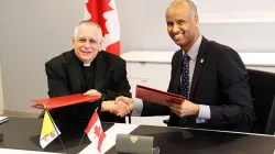 Monsignor Bob Vitillo e il ministro canadese per i rifugiati Ahmed Hussen siglano l'accordo / ICMC